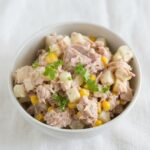 Salade froide complète de thon, maïs et pomme